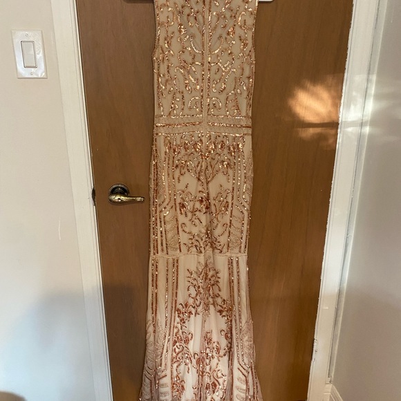 Lulu’s rose gold maxi dress XS - Picture 5 of 9